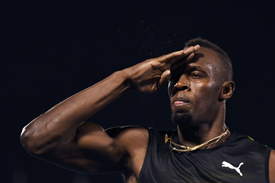  Un emozionato Usain Bolt ha vinto in rimonta la sua ultima gara dei 100  disputata nella sua Giamaica. Il pluricampione olimpico si  imposto con il tempo di 10,03 al 2  Racers Grand Prix di Kingston.